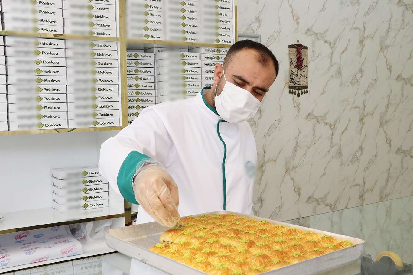 Zamlarla baş edemeyen esnaftan dikkat çeken “zam” pankartı